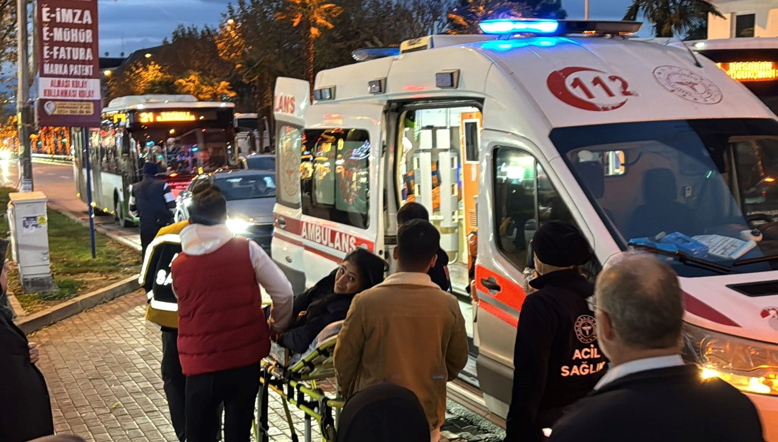 Halk otobüsünde kadına bıçaklı saldırı